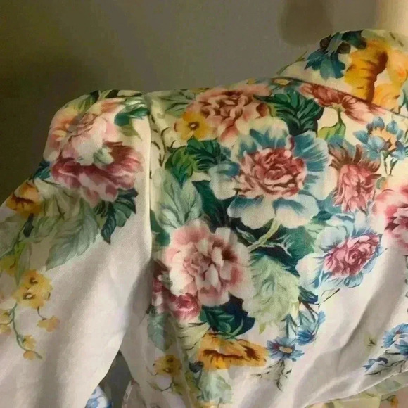 CUTELY COVERED MAXI FLORAL DRESS SIZE MEDIUM.  D9 - Picture 2 of 16